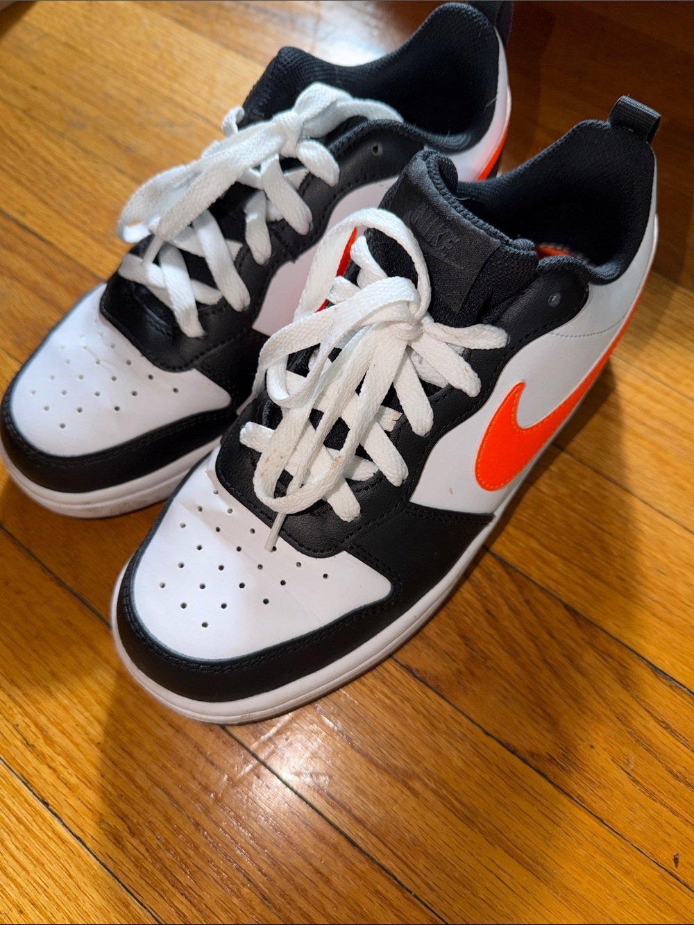 Nike young Low-Top Sneakers in White, Black & Bright Orange Swoosh